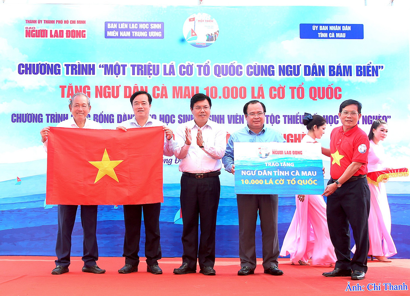 Lãnh đạo tỉnh Cà Mau tiếp nhận tượng trưng quà tặng từ đại diện Đoàn và nguyên Phó Thủ tướng Thường trực Chính phủ Trương Hòa Bình (bìa trái), Trưởng Ban Liên lạc học sinh miền Nam Trung ương.